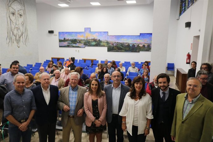 Ruiz (centro), durante el acto informativo sobre fosas en cementerios