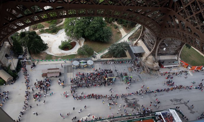Colas de turistas en la Torre Eiffel