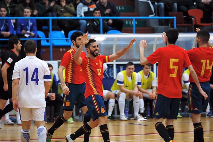 La selección española de fútbol sala celebra un gol ante Finlandia