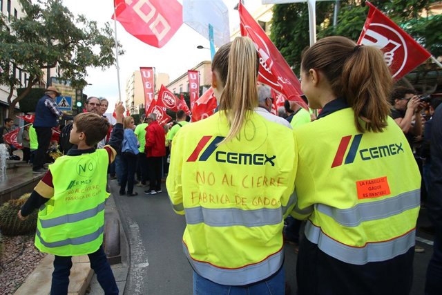 Manifiestación en Almería de trabajadores de la planta de Cemex en Gádor