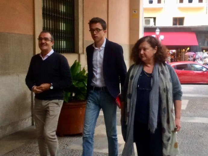 Íñigo Errejón, al costat de Mae de la Concha i Juan Pedro Yllanes 
