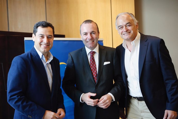 Reunión de Juanma Moreno con Manfred Weber y Esteban González Pons