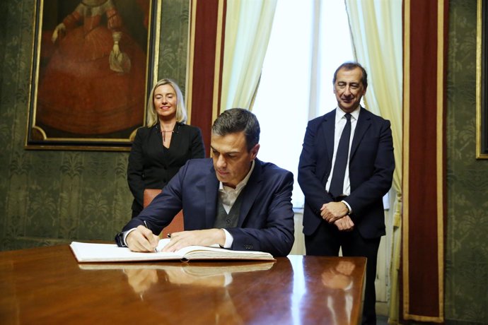 Sánchez con el alcalde de Milán y Federica Mogherini