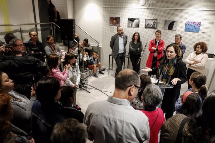 La alcaldesa Ada Colau en la inauguración de una escuela de cocina en Nou Barris