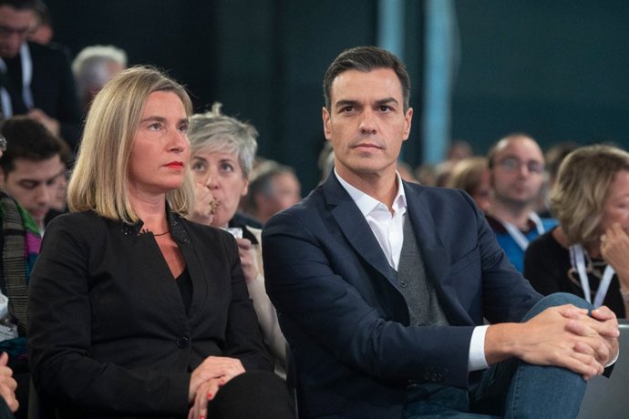 Pedro Sánchez junto a Federica Mogherini en Italia