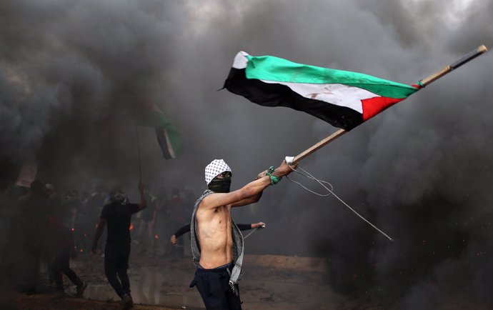Manifestante con la bandera palestina en la Franja de Gaza