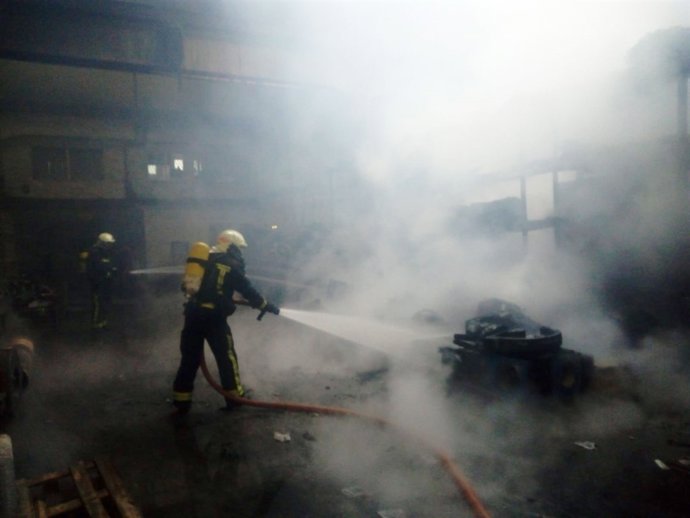 Bomberos intervienen en la extinción del fuego en una empresa de Lakuntza