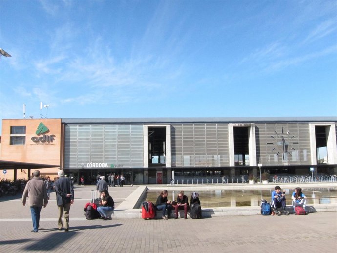 Viajeros ante la Estación de Córdoba