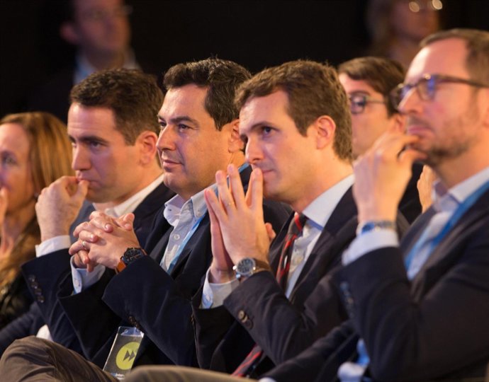 Juanma Moreno y Pablo Casado, en la Interparlamentaria del PP en Sevilla