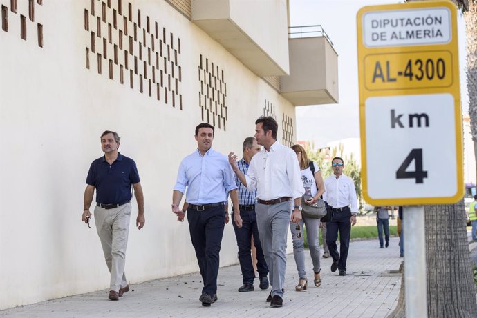 Imagen de una visita de Javier Aureliano García al municipio de El Ejido.