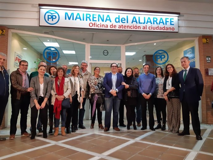 Los populares en la inauguración de la sede en Mairena