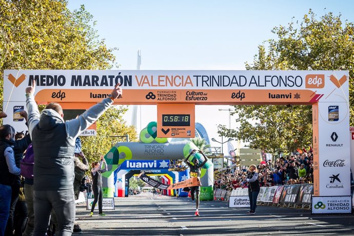 Récord del Mundo de Abraham Kiptum en el Media Maratón en València