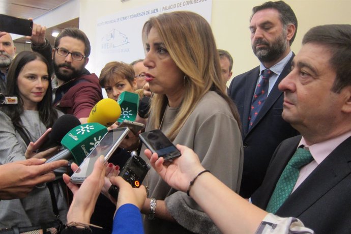 Susana Díaz atiende a los periodistas en Jaén..