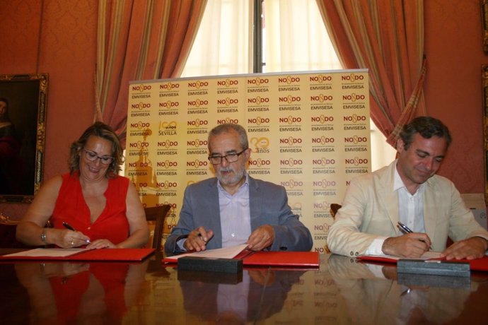 Firma de convenio del Ayuntamiento de Sevilla con la asociación Abrázame