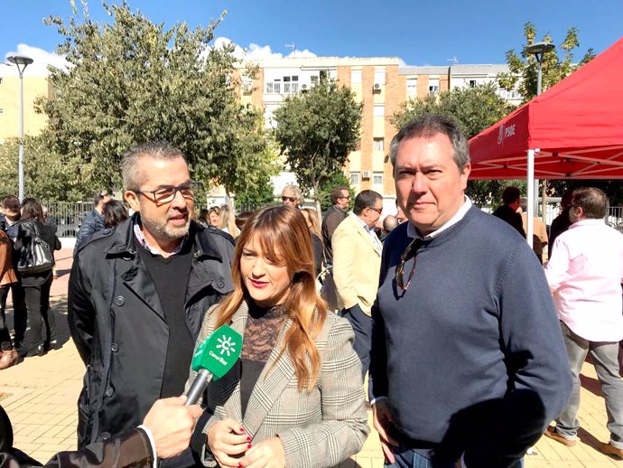 La secretaria general del PSOE de Sevilla, Verónica Pérez, atiende a los medios