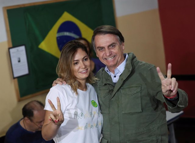 Jair Bolsonaro vota junto a su esposa en las elecciones presidenciales