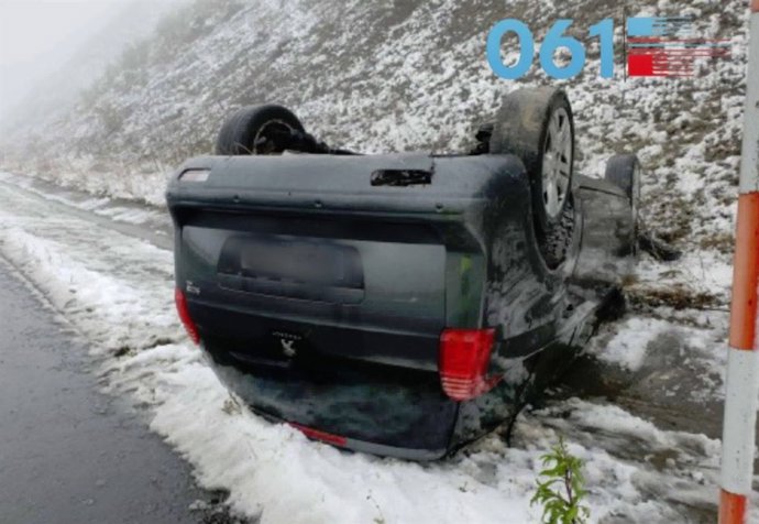Coche volcado en Lantueno en el viajaban la mujer y las dos niñas