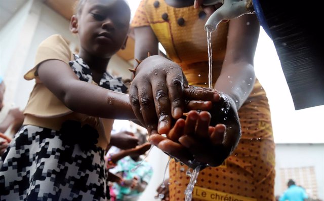 Niño congoleño se lava las manos para protegerse del ébola