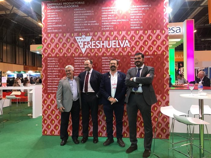 Presidente de Interfresa junto a otros representantes