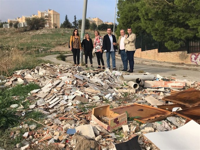 Socialistas junto a residuos