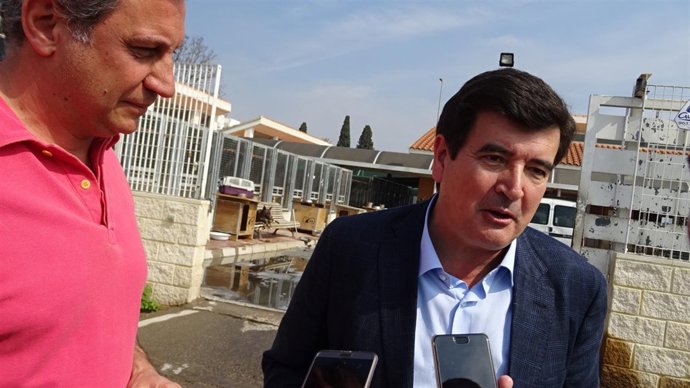 Giner en la visita al refugio de animales                      