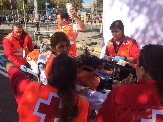 Atención de Cruz Roja en la Media Maratón de València
