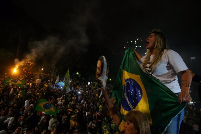 Seguidores de Bolsonaro salen a la calle para celebrar su victoria.