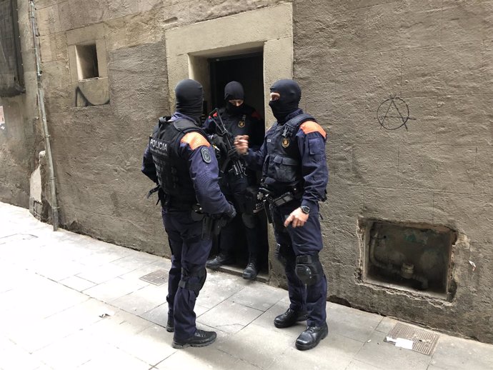 Operación contra los narcopisos de los Mossos y la Urbana en Ciutat Vella