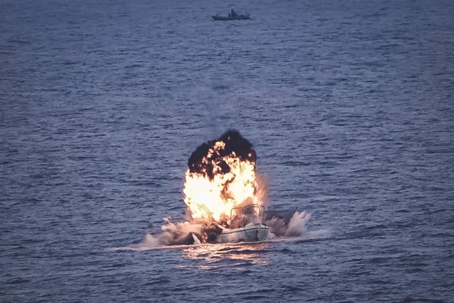 Explosión del ballenero pirata neutralizado por Defensa