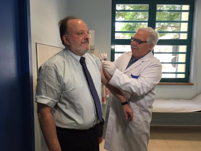 José Carlos Vicente se vacuna contra la gripe