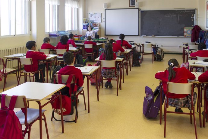 Colegio, escuela, aula, primaria, clase, niño, niña, niños, estudiando