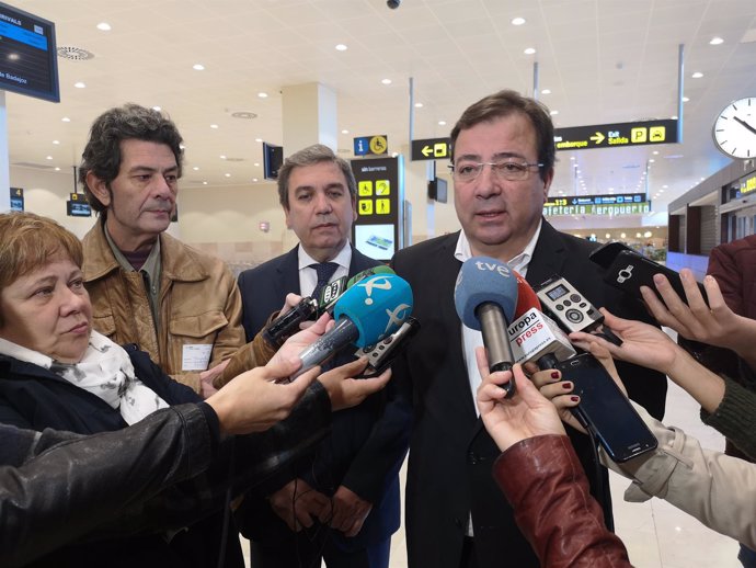 El presidente de la Junta visita el Aeropuerto de Badajoz