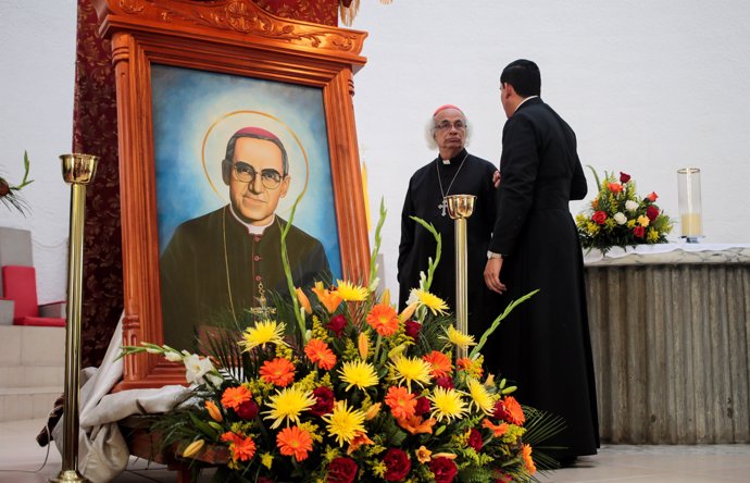 Foto de monseñor Óscar Romero durante una misa.