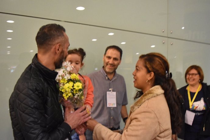 Refugiados a su llegada al aeropuerto para viajar a Andorra