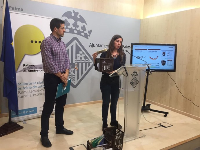 La presidenta de Emaya, Neus Truyol, presenta sus nuevos contenedores