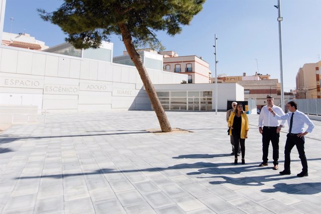Javier A. García y Manuel J. Flores visitan la nueva Plaza de España.