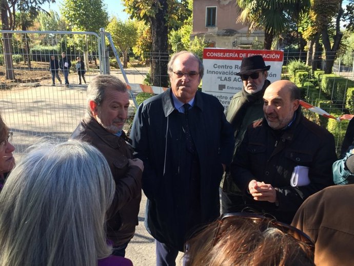 ÁNGEL GABILONDO Y PURIFICACIÓN CAUSAPIÉ CON VECINOS DE CARABANCHEL