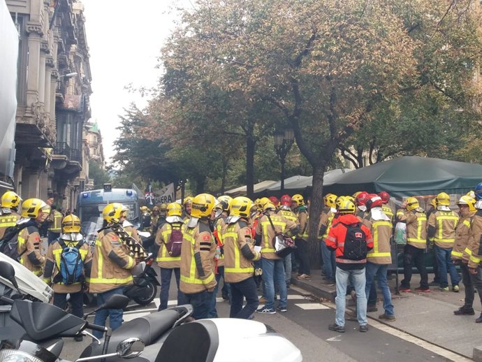 Un centenar de bombers de la Generalitat es manifesten contra la precarietat