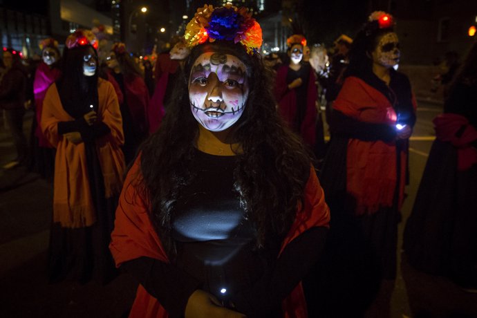 Mujer mexicana vestida para el Día de Muertos