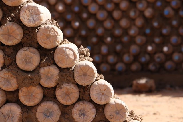Casa construida con botellas de plástico