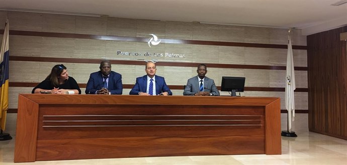 Juan José Cardona con directores generales de puertos mauritanos