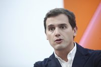 Rivera reprocha a PSOE que "ataque" a quienes exhiben la bandera española y apoye a los que usan símbolos separatistas