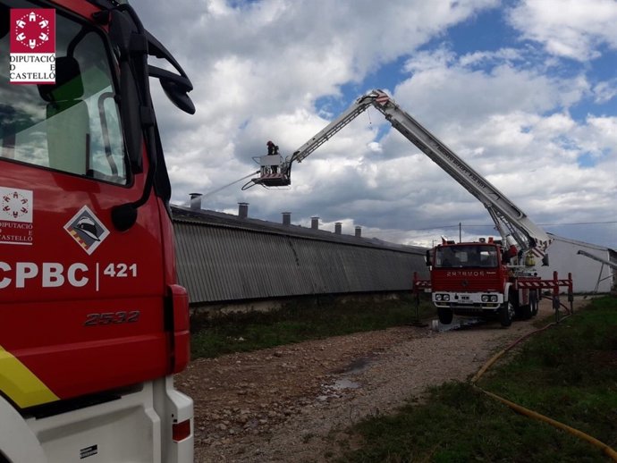 LOS BOMBEROS EXTINGUEN UN INCENDIO EN UNA GRANJA