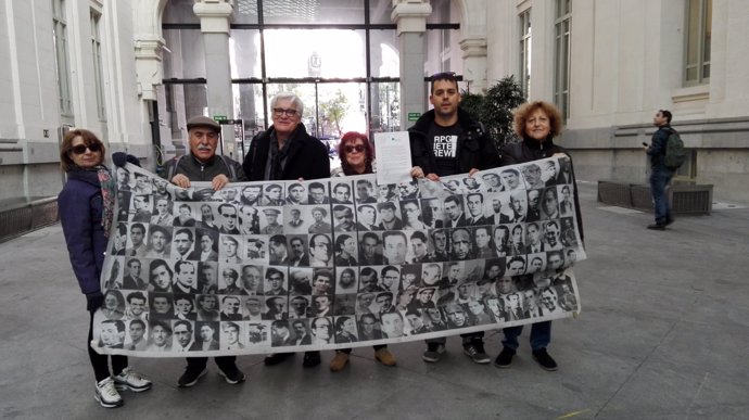 Miembros de Foros por la Memoria en el Ayuntamientode Madrid