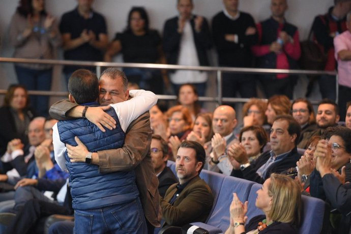 José Manuel Bermúdez abraza a José Alberto Díaz