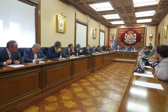 Pleno de la Diputación de Ávila.                           