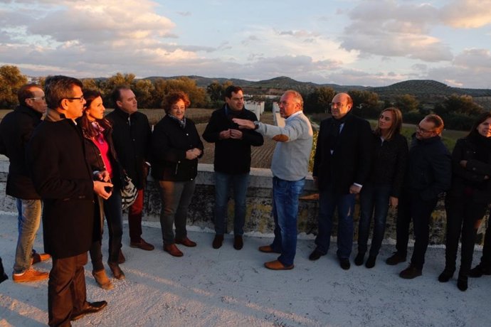 Visita de Juanma Moreno (PP-A) para reivindicar el nuevo puente