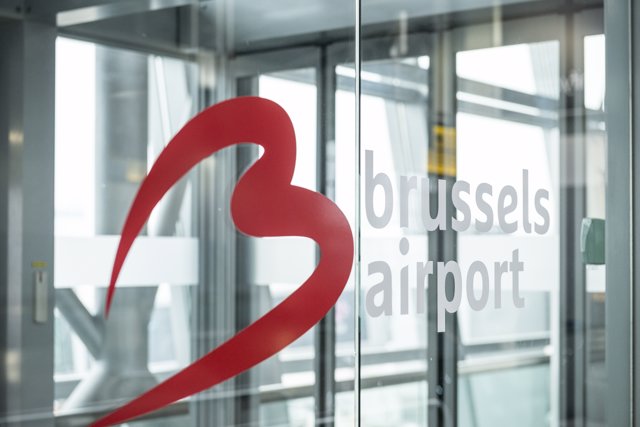 Resultado de imagen de trabajadores handling aeropuerto de Bruselas