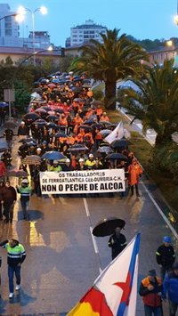Unas mil personas se manifiestan en A Coruña contra el cierre de la planta de Alcoa