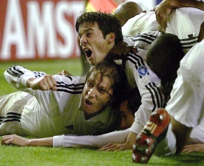 Los jugadores del Real Madrid celebran el gol de Helguera ante el Bayern en 2002